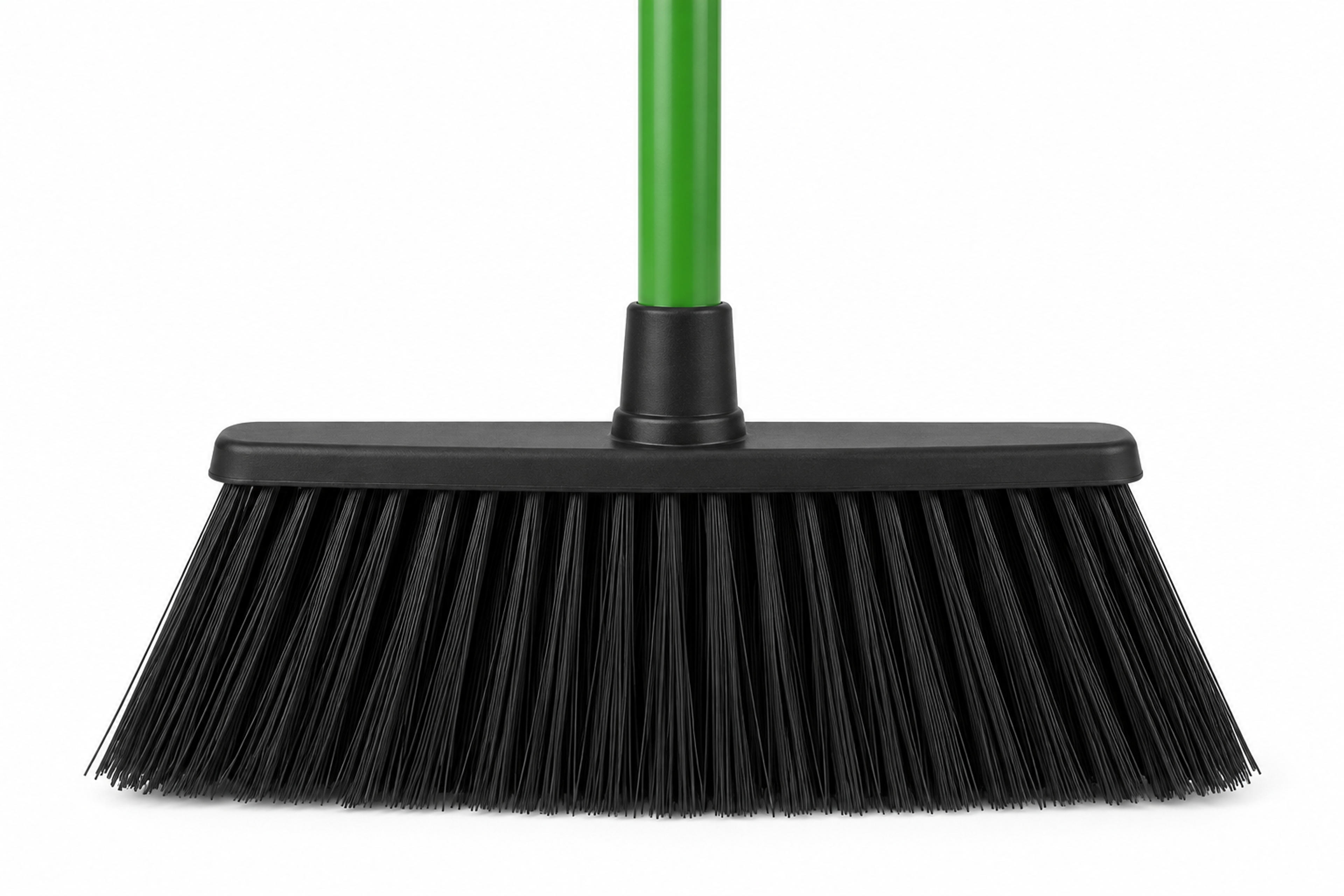 Escoba Económica con Cabo de Madera