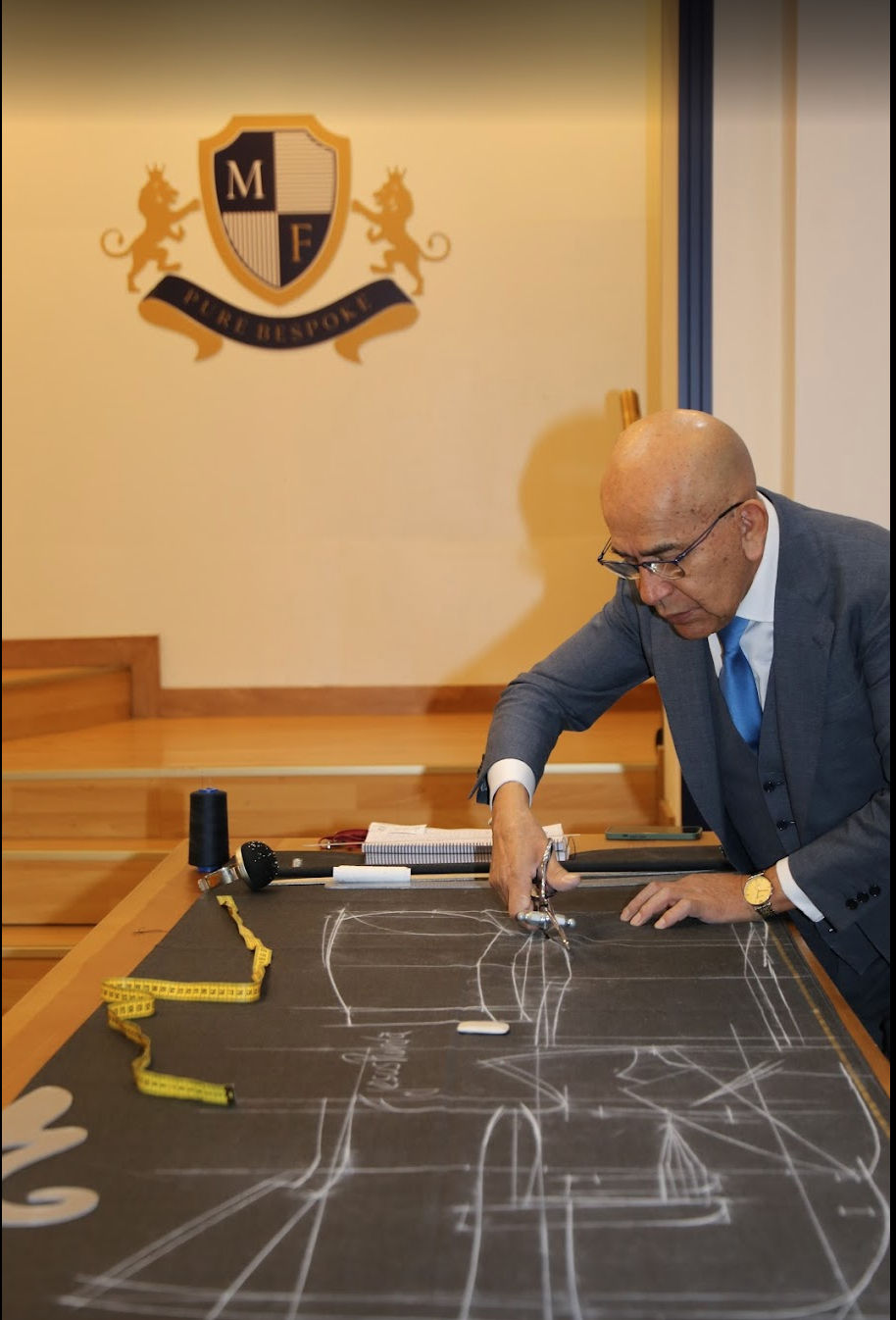 Manuel Fernández en la mesa de corte