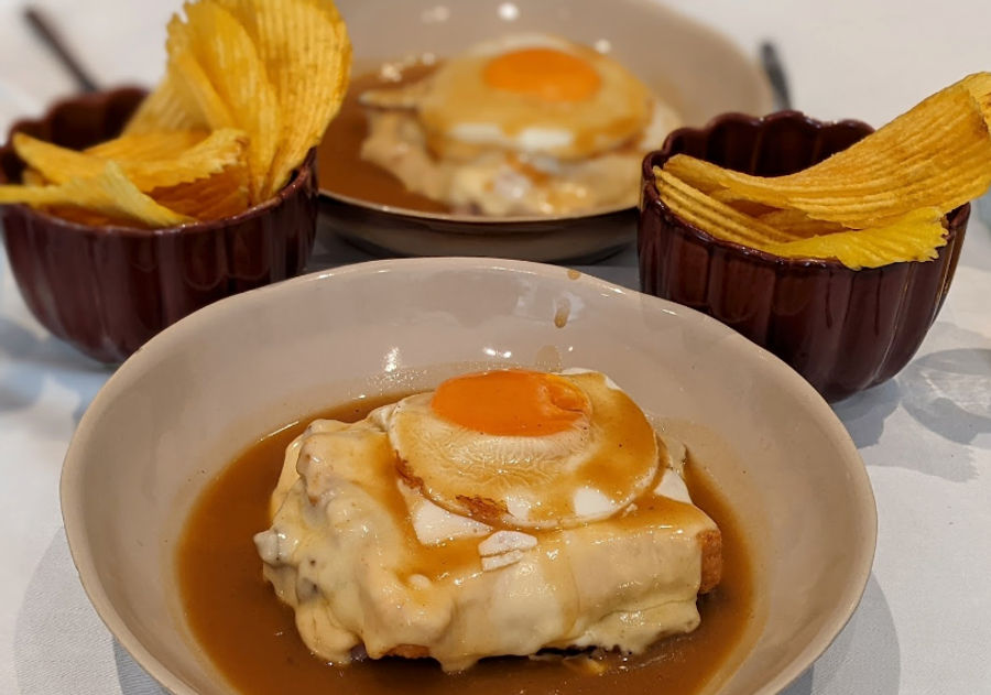 https://ik.imagekit.io/hwiz6e711yqn/francesinha-a-regaleira-porto.png?tr=w-900&20220125
