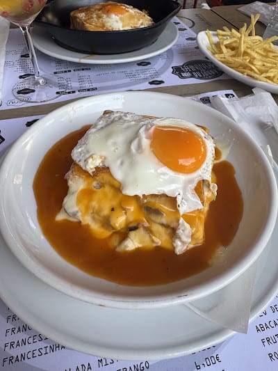 Francesinha com queijo da serra - Taberna da Maninha