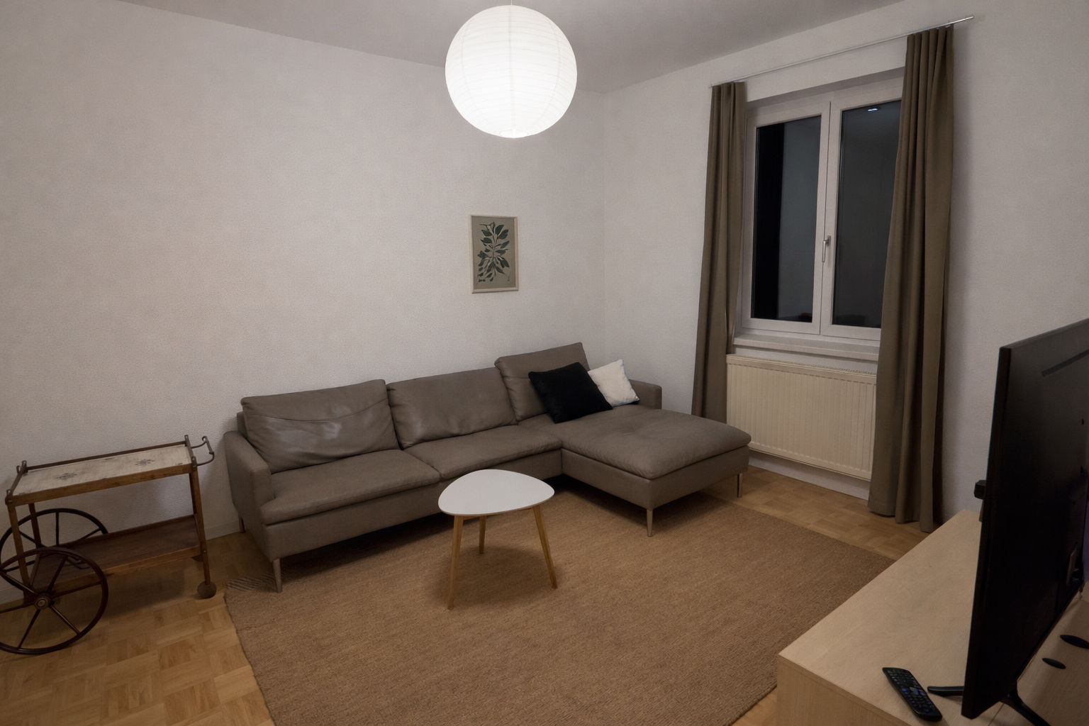 Modern Wohnzimmer mit neutralen Tönen.png