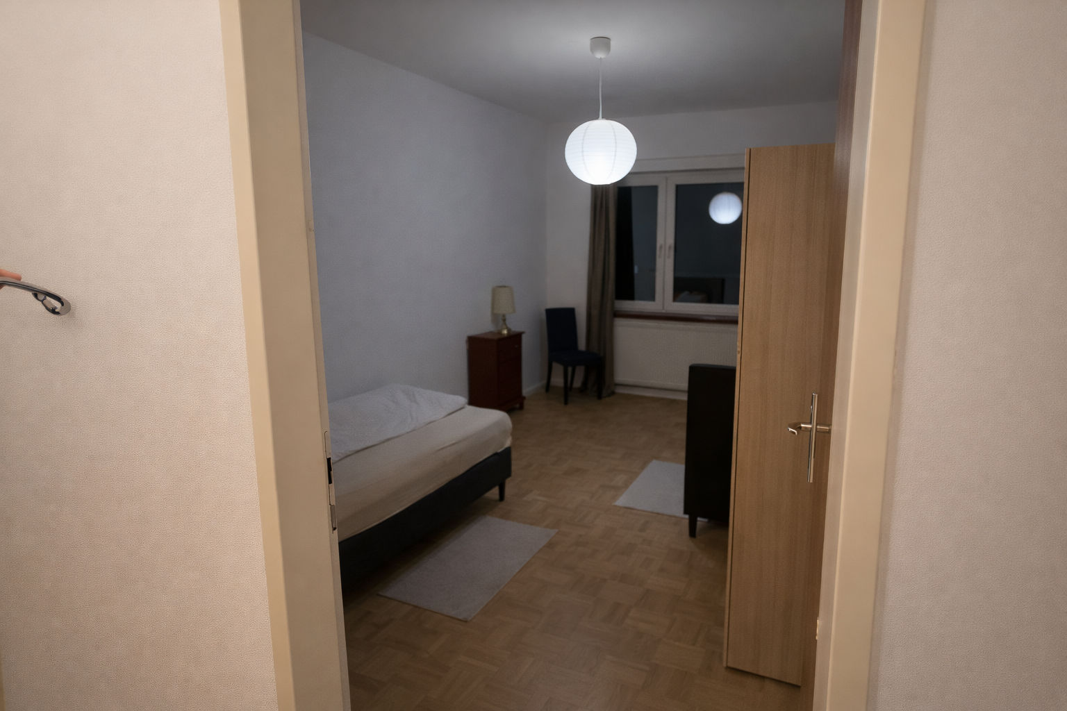 Blick in ein gemütliches Zimmer.png