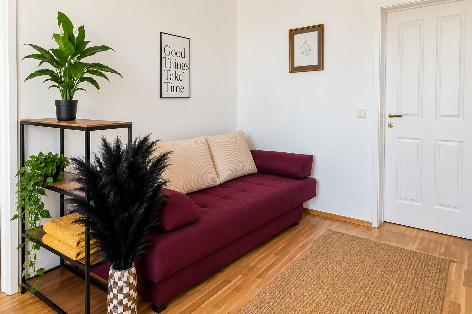 Gemütliche minimalistische Wohnecke mit Sofa und Pflanzen.png