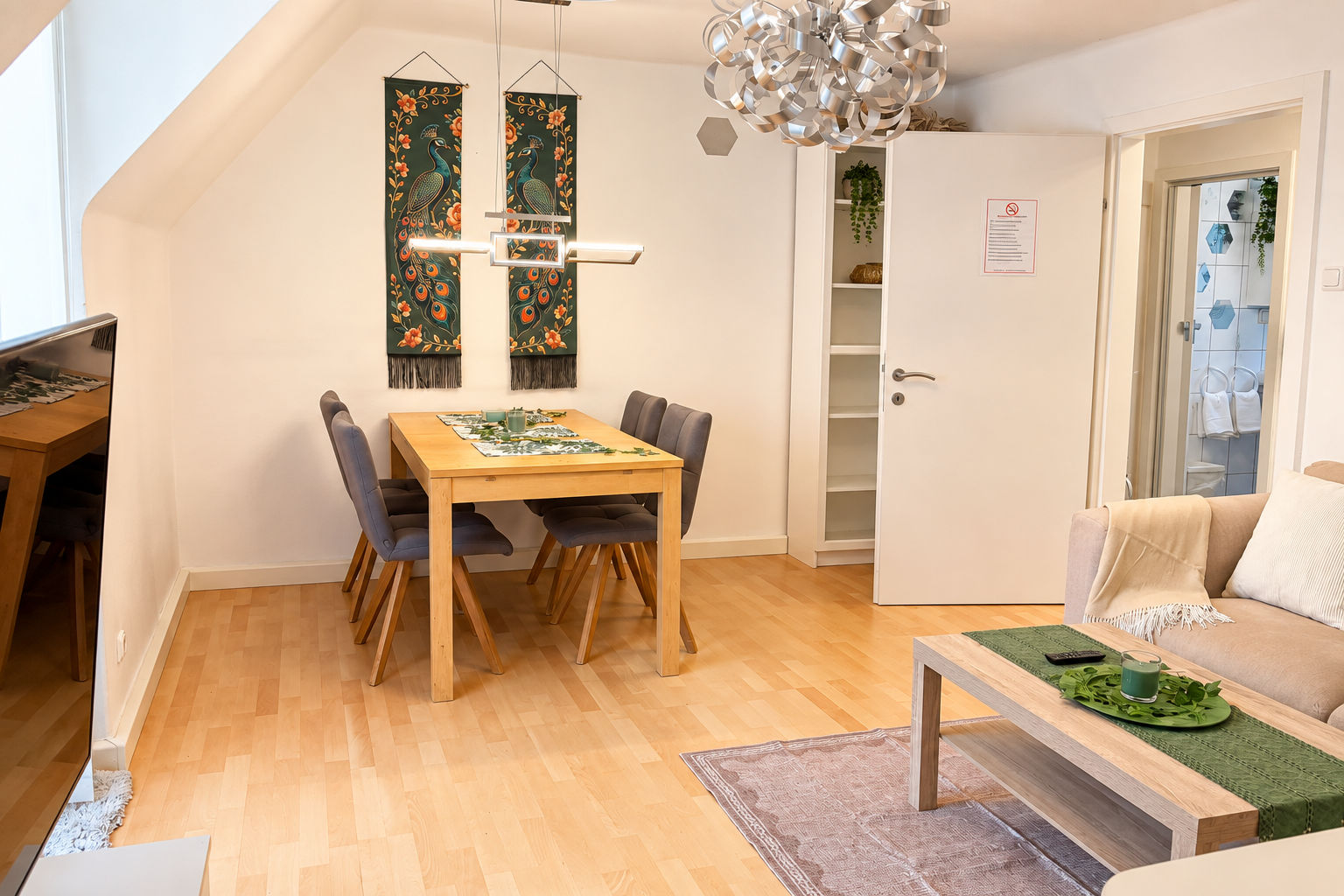 Helle skandinavische Wohnung mit grünen Akzenten.png