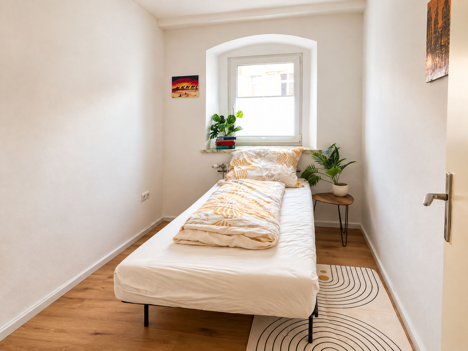 Skandinavisches Schlafzimmer mit Pflanzen und Sonnenlicht.png