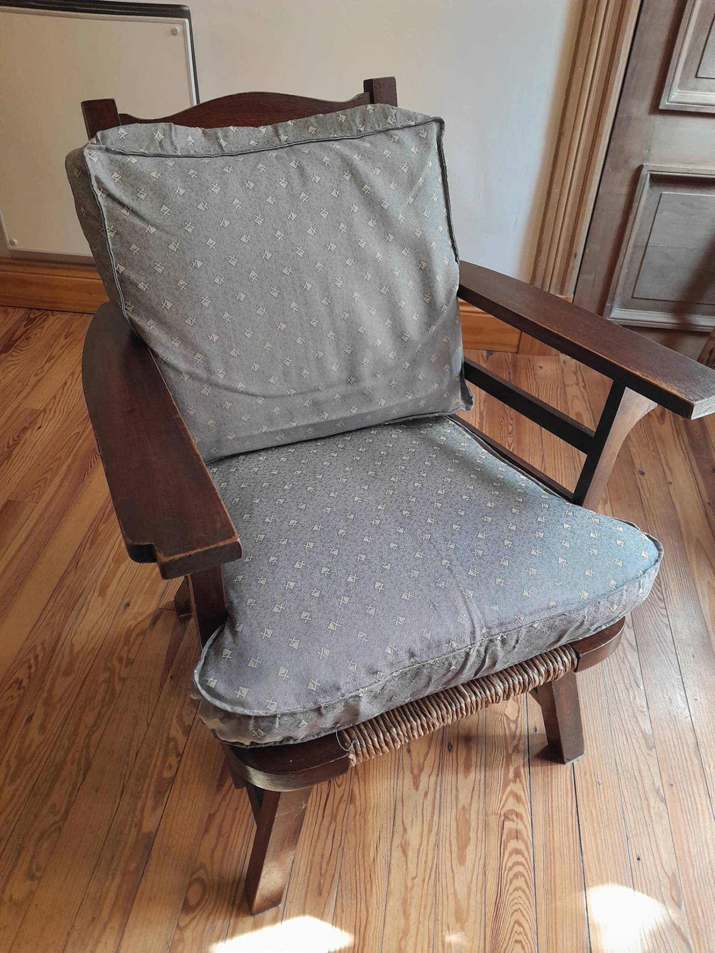 Sillón antiguo de un cuerpo  — foto 2