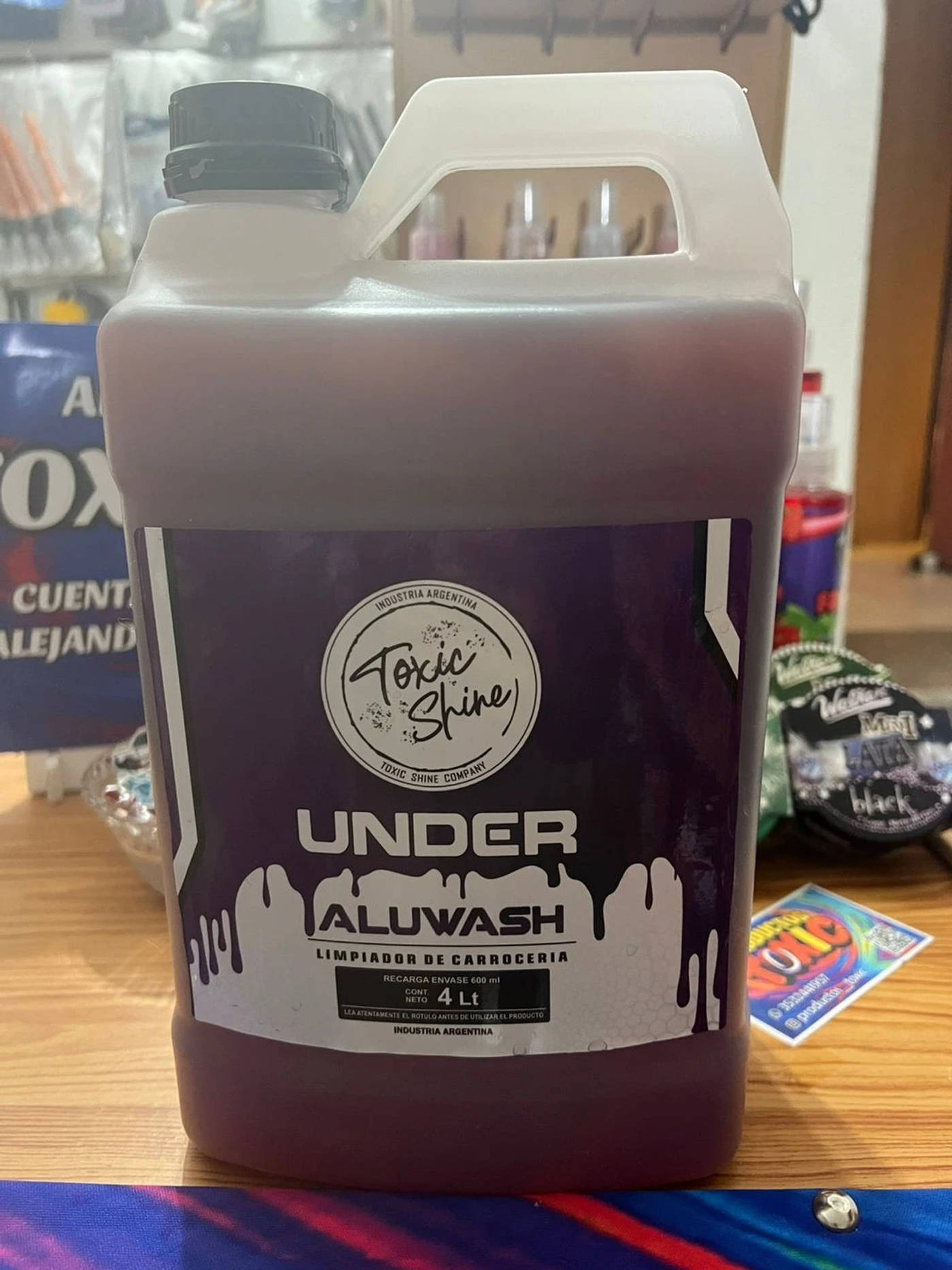 Shampoo Galon Limpia Chasis Llantas Aluwash 4lts Toxic Shine — foto 1