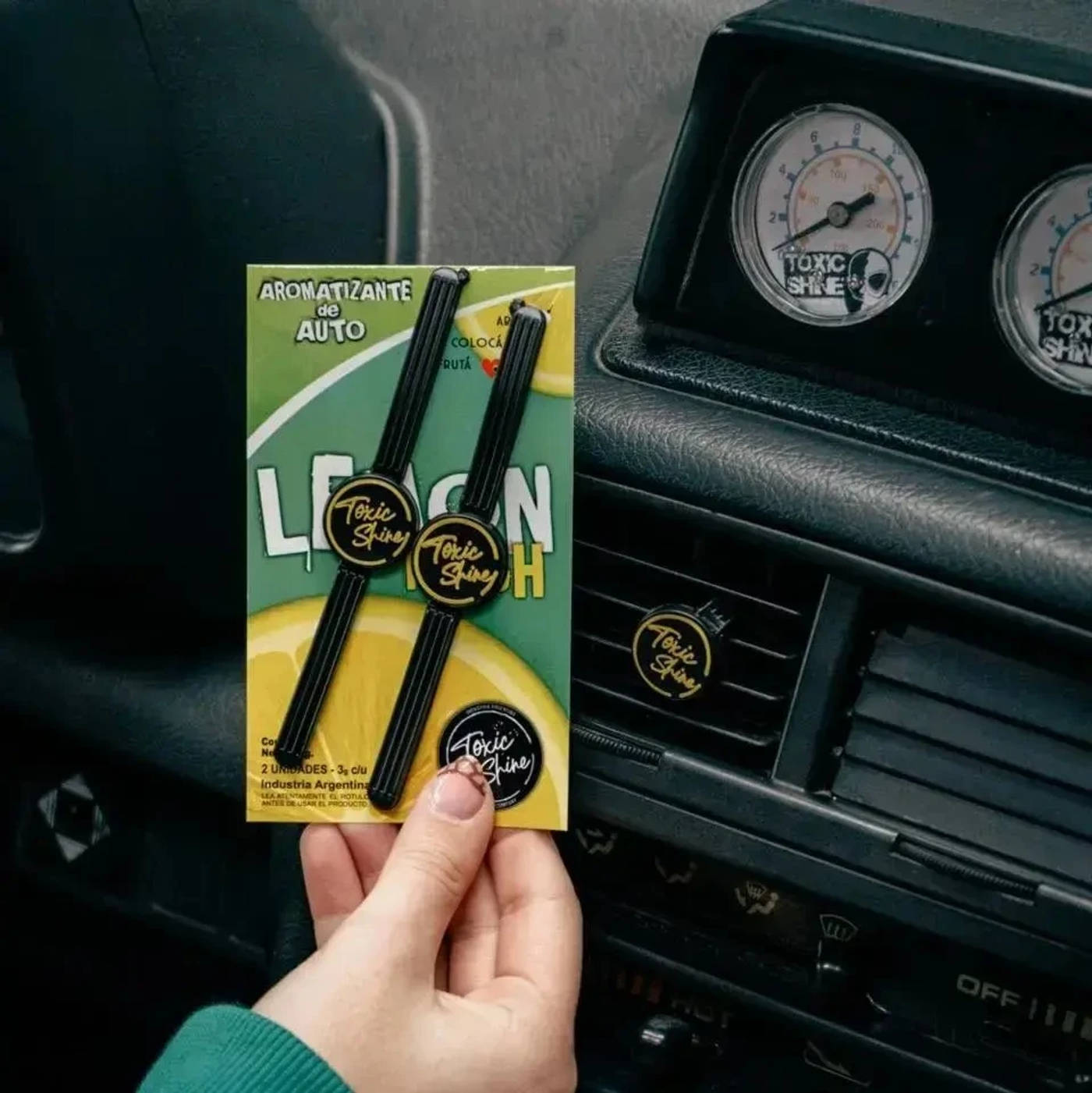 Aromatizante Auto Clip Limón Fresh Toxic Shine Amarillo — foto 2