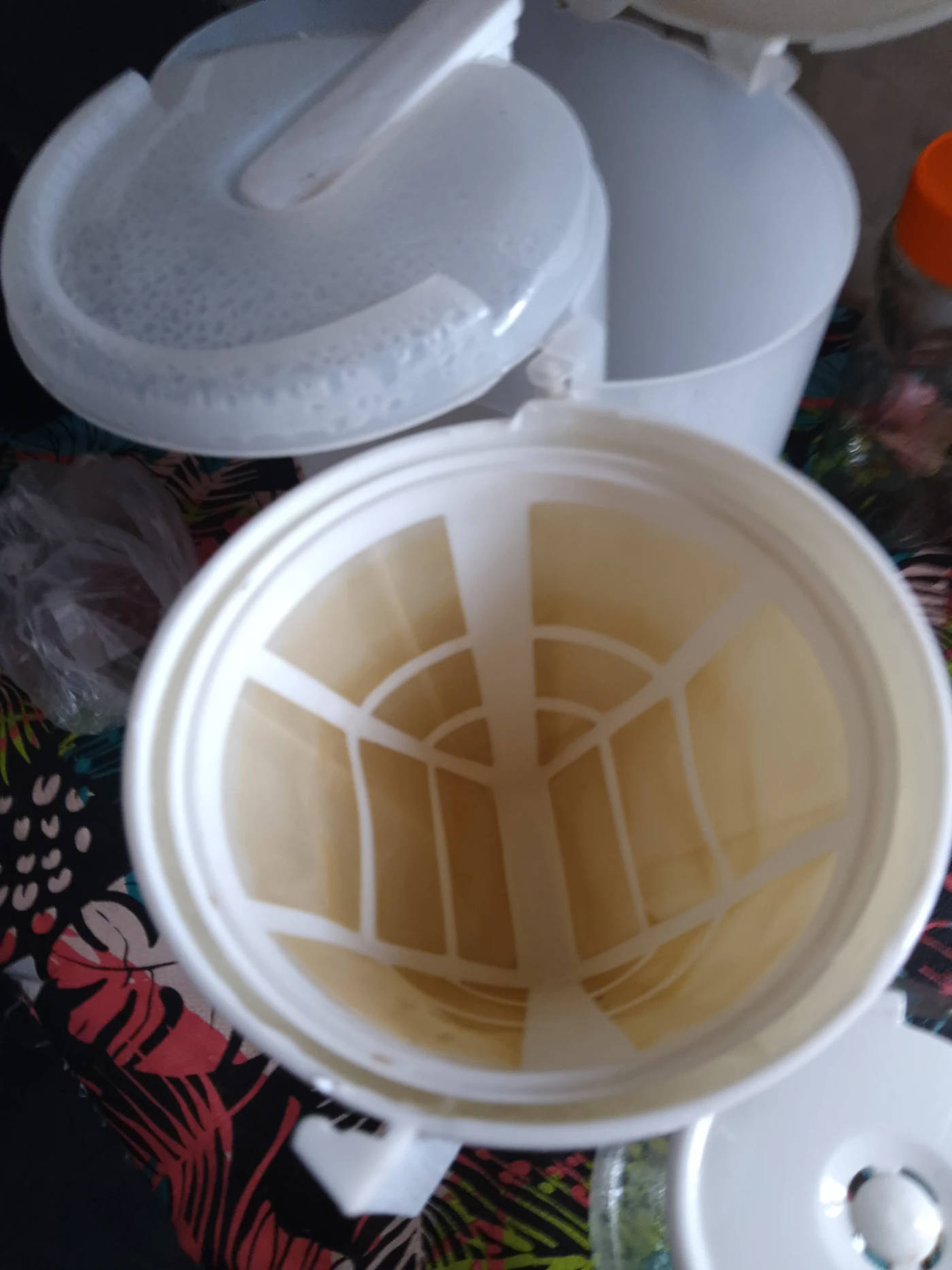 cafetera ATMA con filtro lavable simple (facil de usar, lavar, bajo consumo) - buen estado anda color blanco — foto 2