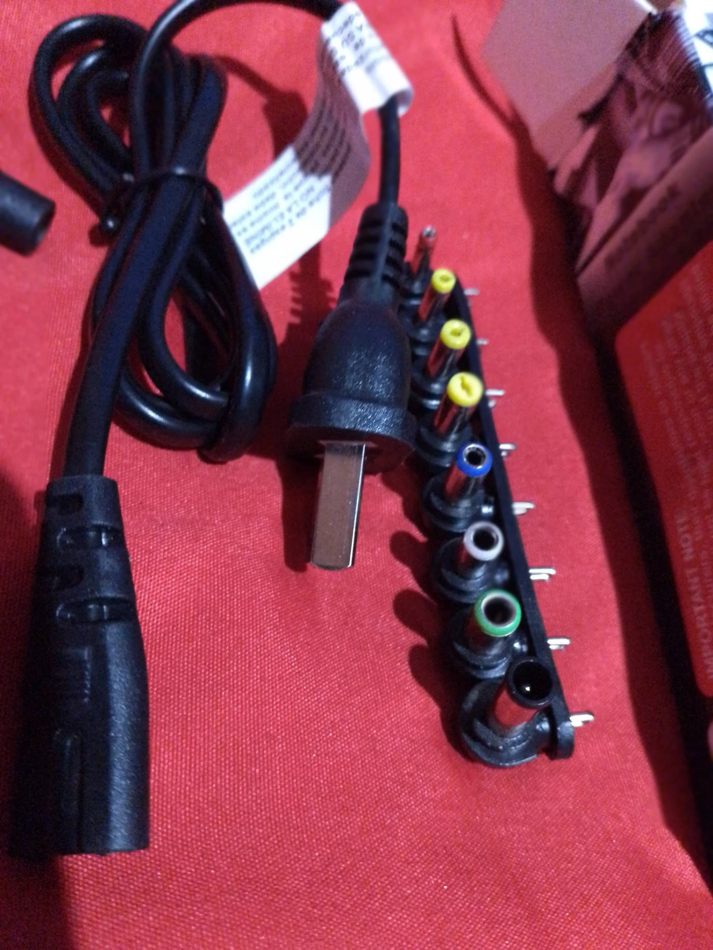 cargador universal para notebook/netbook/allone- nuevo en caja - compatible varias marcas (conectar igualdad)  — foto 2