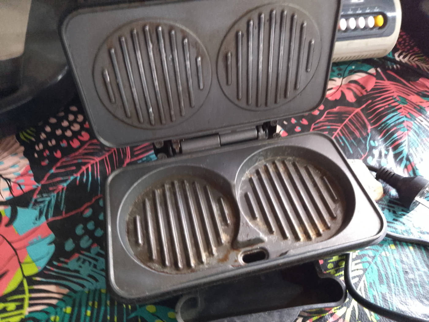 hamburguesera electrica kanjo home poco uso funciona todo (cocinas 2 medallones a la vez rapidos) — foto 5
