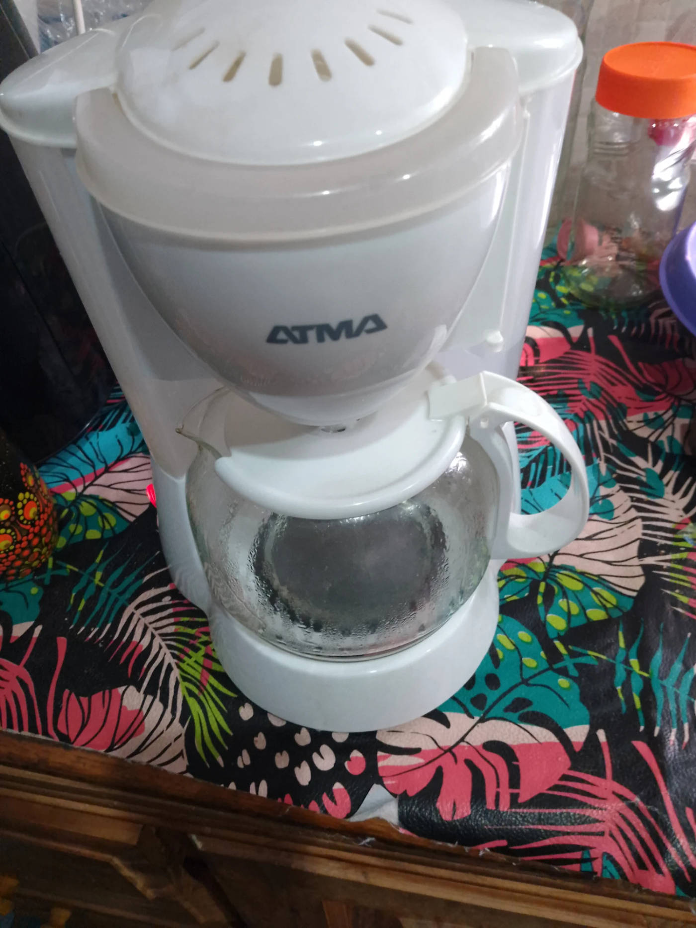 cafetera ATMA con filtro lavable simple (facil de usar, lavar, bajo consumo) - buen estado anda color blanco — foto 7