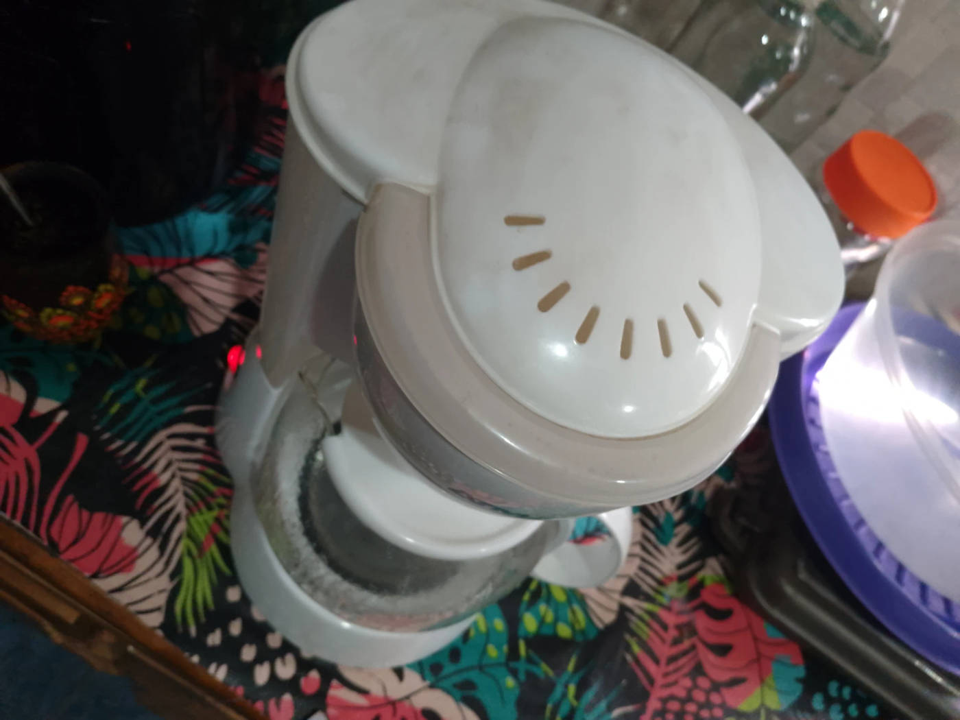 cafetera ATMA con filtro lavable simple (facil de usar, lavar, bajo consumo) - buen estado anda color blanco — foto 1
