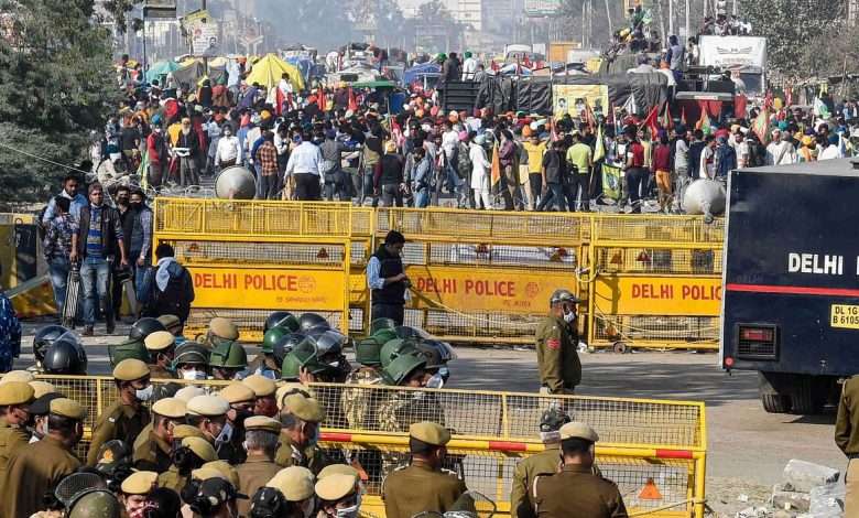 Farmer protest reaches red fort in Delhi