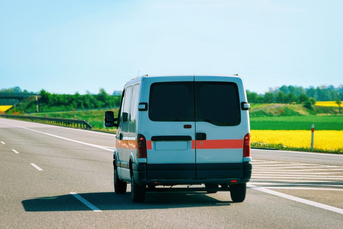 Long-distance medical transport vehicle designed for cross-country patient transport
