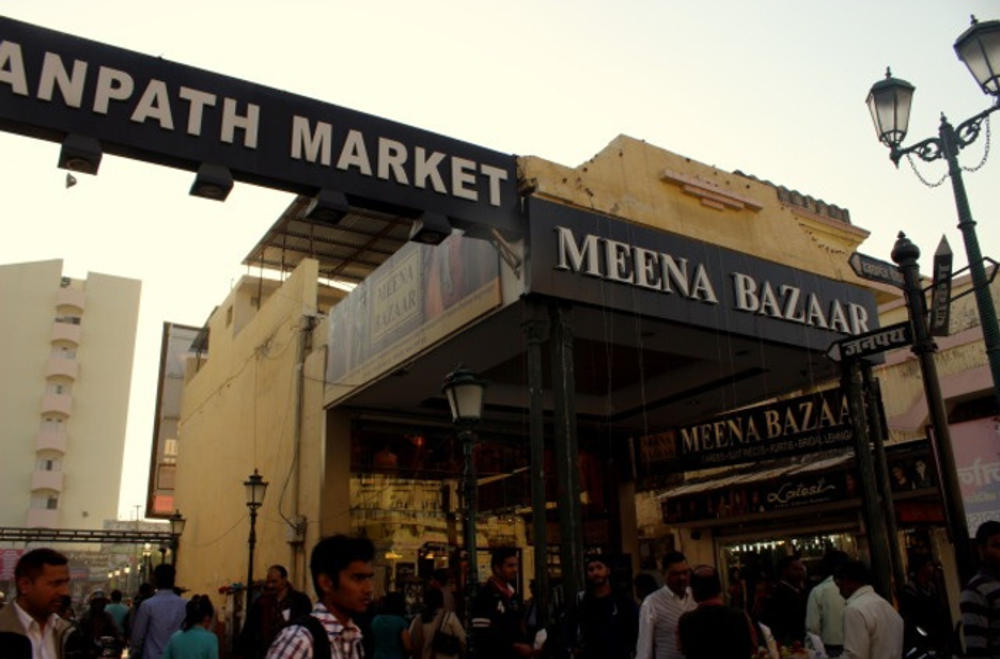 Wholesale Cloth Market in Lucknow