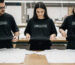 equipo-midiendo-las-camisetas