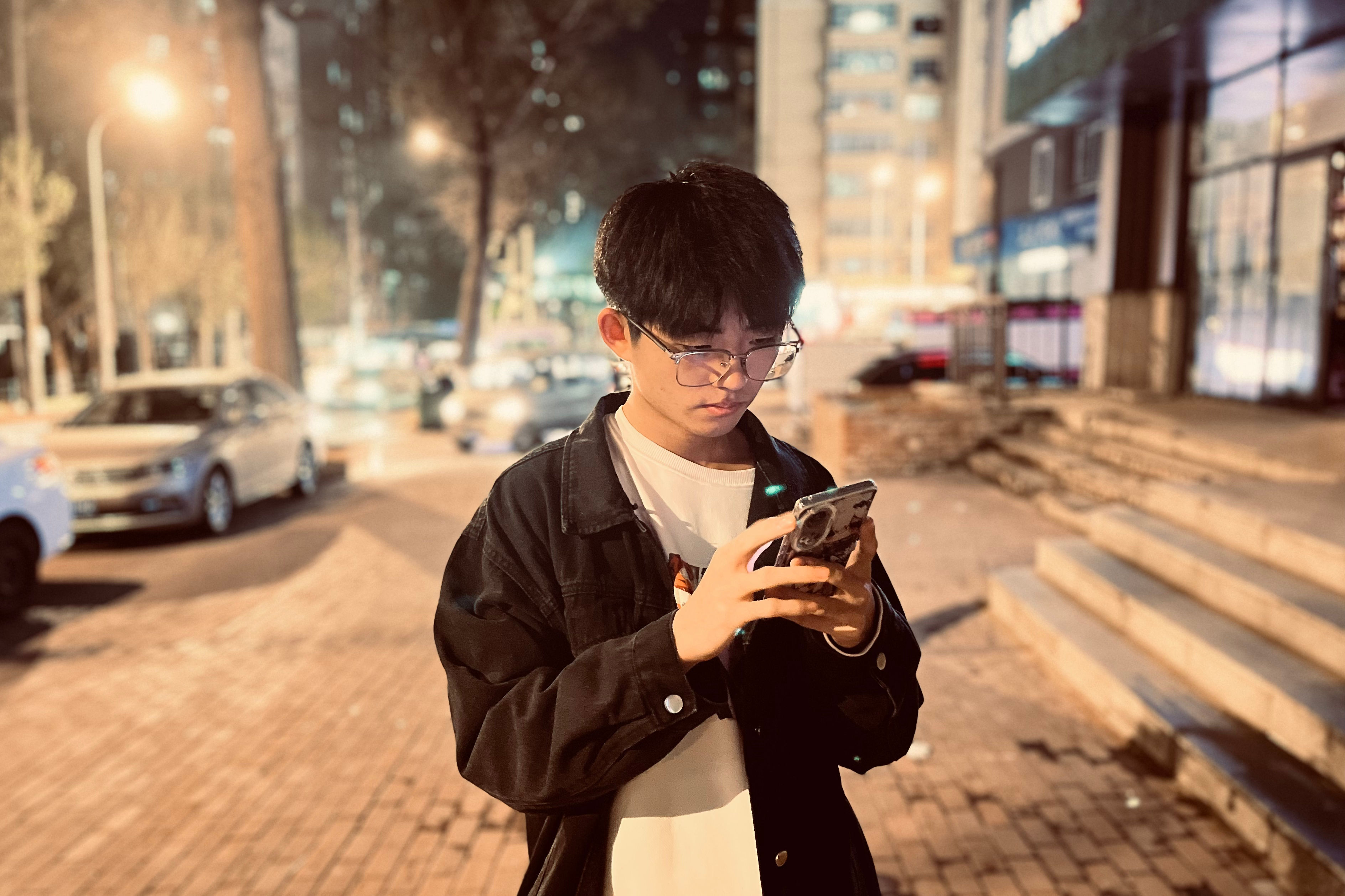 昏黄的灯光
