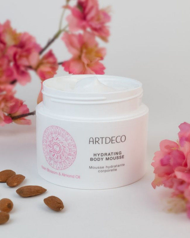 CHERRYBLOSSOM: HYDRATATING BODYMOUSSE:  kersebloesem en amandelolie - Gelrode