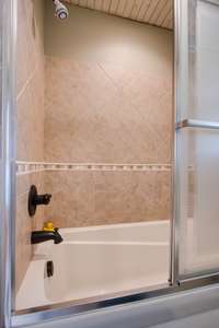 Main House Master Bathroom Tub/Shower