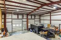 2927 sq/ft of garage/ warehouse space