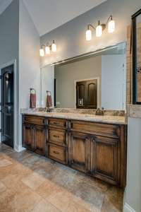 Dual vanities and granite in en-suite