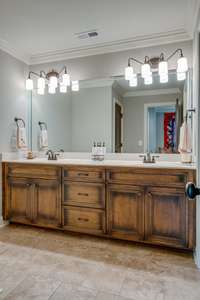 Dual-vanities in upstairs full bath with shower/tub combo