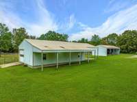 LARGE BARN w/ Farmhand Quarters would make a Fabulous Bardominium