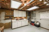 And....a wood workers dream workshop with ductwork for heat and a/c