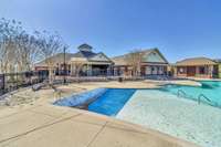 Huge pool with walk in tanning ledge