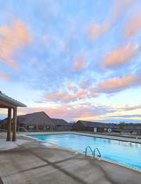 How wonderful to be able to enjoy this neighborhood pool!!