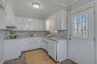 SUPER CUTE KITCHEN "EAT IN KITCHEN w/ View of the Park-Like Back Yard