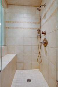 Walk-in tile shower w/seat & double shower heads