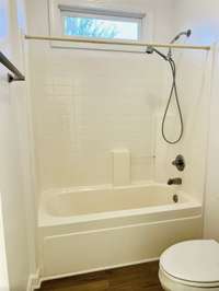 Jack/Jill bath with Tub/shower combo with single vanity