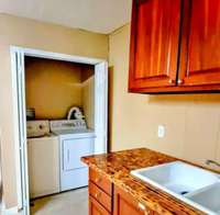 Detached Studio with 1 bedroom, full bath, kitchen and laundry ($850)