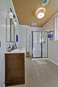 Full bathroom in the lower level apartment.