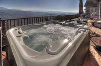 Million Dollar views from Upper Level hot tub. 6yr rental history upper level year round.