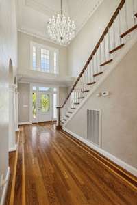 Beautiful 2 story foyer