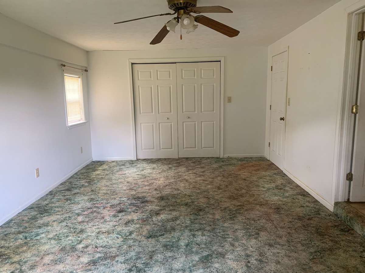 Large Mater Bedroom - 20 ft x 12