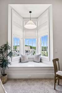 Charming bay window and reading nook, en suite 4.