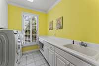 Laundry Room. Washer & Dryer Convey