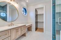 Fabulous Bath 4 with large vanity / knee space