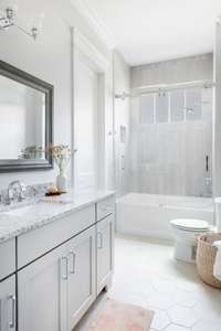 Beautiful en-suite bath for guest bedroom 1