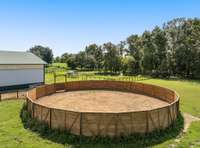 The well-constructed round pen offers a secure space for training and exercising your horses or simply for extra freedom. It’s designed for both safety and functionality, making it an essential feature of the property to support your training needs.