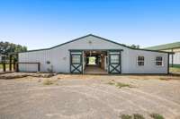 This well-kept barn exterior hints at the thoughtful design and top-notch facilities inside. A dream space for any equestrian enthusiast. With ample space and easy access, it’s an essential feature for maintaining your animals and equipment.