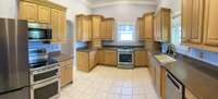 Wonderful kitchen, stainless steel appliances, double oven