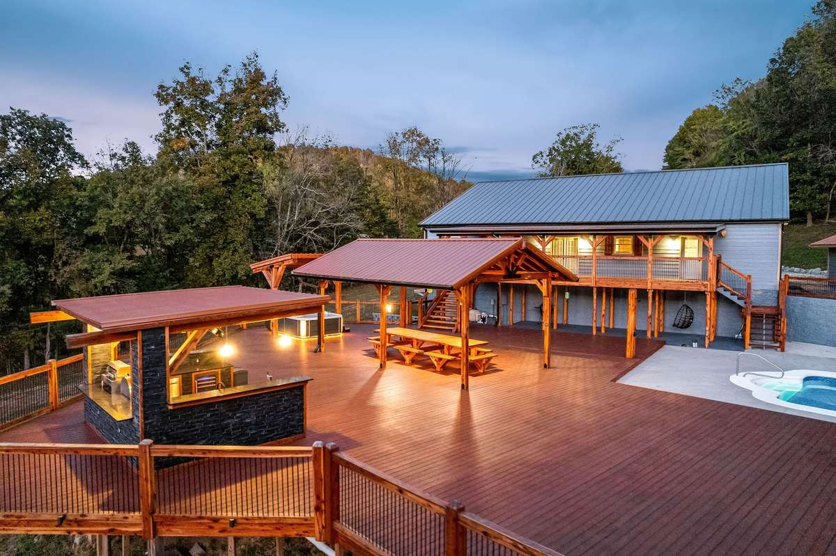 5000 sq ft of open deck and many endless entertainment features