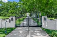 A private gated entrance off coveted Old Hillsboro Road leads to a sweeping 1,500-foot drive unveiling the estate’s unparalleled opulence.