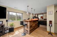 Convenient built-in wet bar!