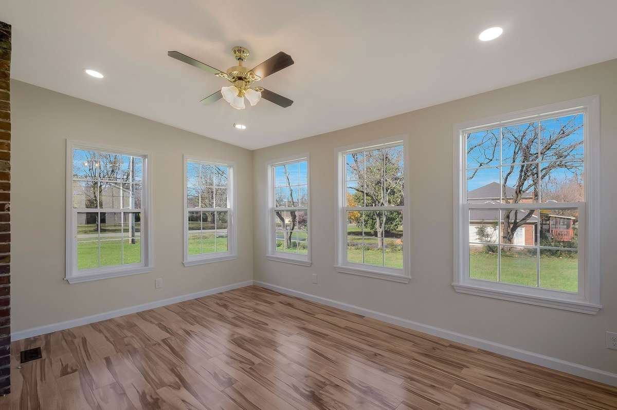 Nice Sun room to bring all your plants to enjoy
